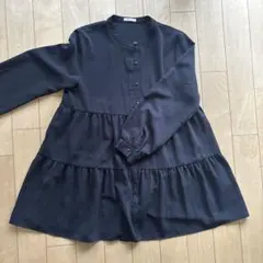 黒い長袖ティアードシャツ
