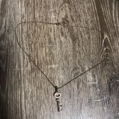 鍵の形 ペンダントネックレス ストーン付き