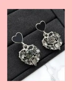 ♦♣♥♠新品未使用！黒いハートと揺れるラインストーンピアス