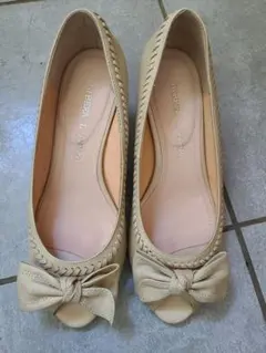 L'Anima ベージュ リボン付きオープントゥパンプス