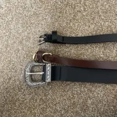 レザー製黒茶ベルト シルバーのバックル付き