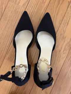 ビジュー付きブラックポインテッドトゥパンプス