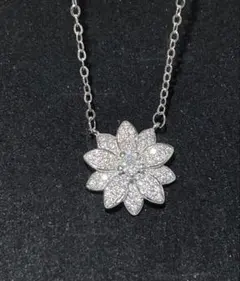 SWAROVSKI マーガレットモチーフ ネックレス - メルカリ