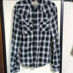 黒と白のチェック柄　長袖シャツ