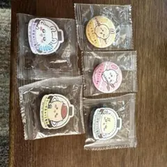 くら寿司　びっくらポン　ちいかわ　缶バッジ2個 マグネットシート3個のセット