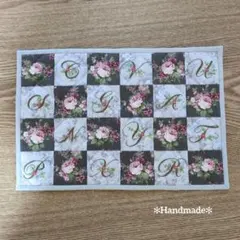 ハンドメイド　パッチワークキルトマット　薔薇　フランス刺繍　ニュアンスグレー