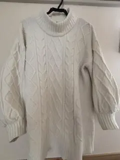 ホワイト ケーブルニット タートルネック セーター