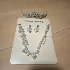 結婚式 パール3点セットティアラ ・ネックレス・ピアス