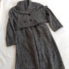 クロップドジャケットとパンツセットアップ