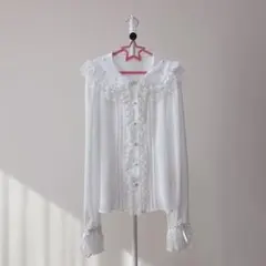 アンジェリックプリティ 襟ロゴ刺繍パールブラウス シロ