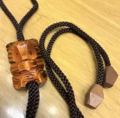 木製彫刻ループタイ　熊