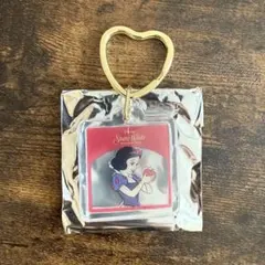 ディズニーストア シークレットキーチェーン 白雪姫
