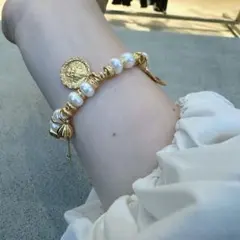 Lioraゴールドチャーム付き真珠ブレスレット