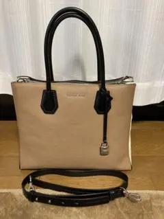 ベージュとオフと黒のトートバッグ