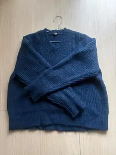ユニクロ　ブルーＶネックセーター
