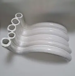 白い花器 曲線デザイン