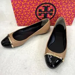 Tory Burch（トリーバーチ）ベージュ✖️黒バイカラーレザーフラットパンプスのサムネイル