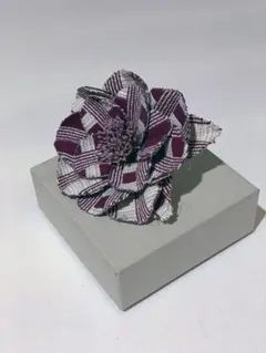 【コサージュ、ブローチ】ヨハンナグリクセン　花　小豆色　ボルドー