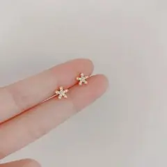 花型ゴールドトーンピアス