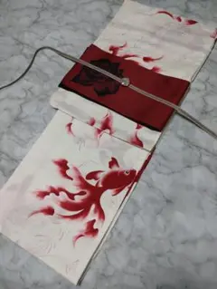 新品未使用　浴衣・半幅帯・帯留・三分紐４点セット 白地 金魚　薔薇 新品未使用 浴衣・半幅帯・帯留・三分紐4点セット 白地 金魚 薔薇