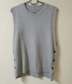カジュアルなサイドボタンニットベスト　グレー　Mサイズ