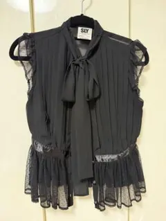SLY ブラック フリル ノースリーブシャツ