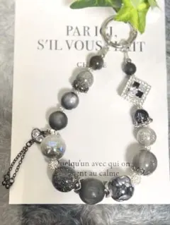 ハンドメイド　ビーズ　ストラップ　バッグチャーム《おまけ付》　ブラック　グレー