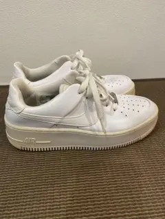 Nike Air Force 1 ホワイト厚底スニーカー