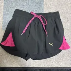 PUMA フリル付きショートパンツ 黒/ピンク