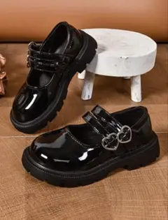 ブラックエナメルローファー ハートバックル付き