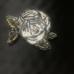 ミナペルホネン ハンドメイドブローチ　 r oｓy