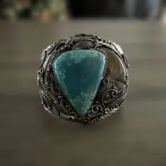 ターコイズと装飾的な彫刻インディアンジュエリー　バングル