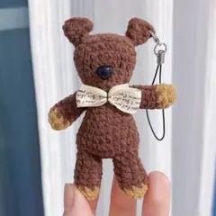 茶色いクマのあみぐるみ ストラップ付き 手編み人形、おもちゃ、キーホルダー