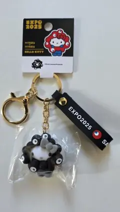ハローキティ 黒ミャクミャク　EXPO 2025 キーホルダー