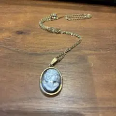 カメオ風ゴールドネックレス