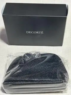 DECORTÉ ブラックポーチ シルバーのチャーム付き