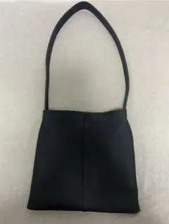 美品　ITTI レザー　ショルダーバッグ　黒　ユニセックス　ルイスのサムネイル