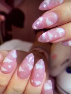 雲と星デザインのピンクネイルチップ
