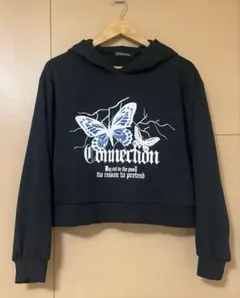 試着のみ 美品 ブラック 蝶プリント ストーン付き フード付きクロップドパーカー