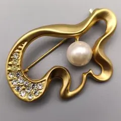 優美なゴールドパールブローチ 〜曲線美が彩る輝き〜