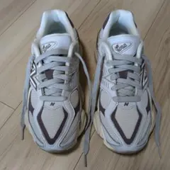 New Balance 9060 ライトグレー/ブラウン スニーカー