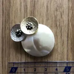 韓国　チャンロン 貝ブローチ