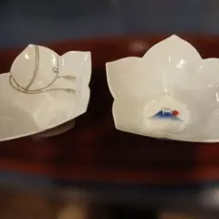 初期伊万里の様です。金彩色の鳥と波模様の陶器皿2枚セットです