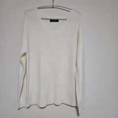 Avail 薄手Vネックホワイトニットセーター