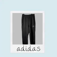 adidas ブラックパンツ。 同色ロゴ