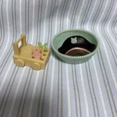 おもちゃの車とボウルセット