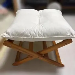 クリーム色の折りたたみオットマン