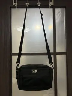 NEW ERA ブラック ショルダーバッグ