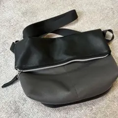 フラップ付きショルダーバッグ 黒とグレー