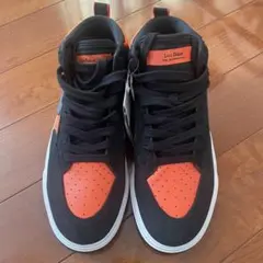 オレンジ スニーカー